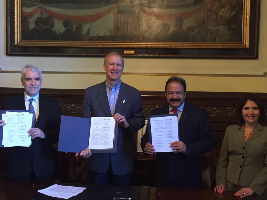 El secretario de Salud (SEDESA) Armando Ahued Ortega, recibiendo el reconocimiento. FOTO: Cortesía