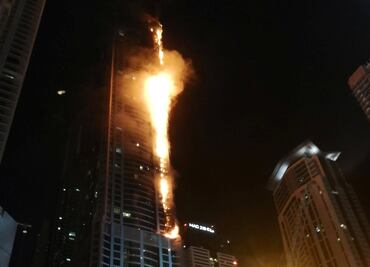 Arde rascacielos en Dubái