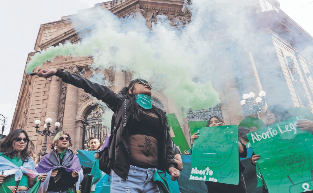 “Fuera el aborto del Código Penal”, fue una de las consignas lanzadas por un grupo de feministas que se manifestó frente al Congreso capitalino. Foto: de Yaretzi M. Osnaya. El Universal