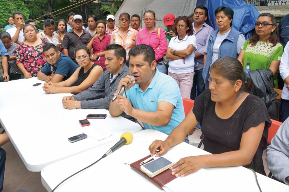 Tras ser desalojados por la policia, maestros de la Sección 22 declararon que seguirán con su lucha desde el zócalo de la ciudad de Oaxaca (EDWIN HERNANDEZ. EL UNIVERSAL)