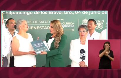 Evelyn Salgado entrega la primera tarjeta de "La Clínica es Nuestra" del programa IMSS-Bienestar