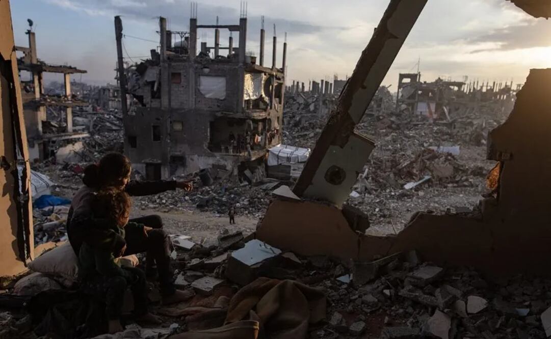 Dos niños palestinos frente a su casa destruida en el campamento de Yabalia, al norte de la ciudad de Gaza. Foto: EFE
