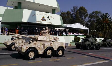 Entrega Sedena condecoraciones a generales
