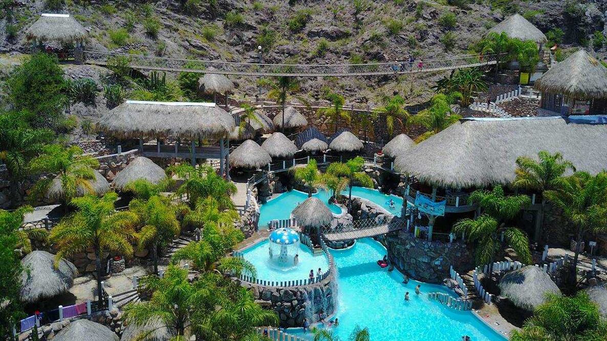El balneario El Geiser cuenta con varias albercas, spa, toboganes, puentes colgantes, entre otras atracciones. Foto: Facebook El Geiser Balneario Spa
