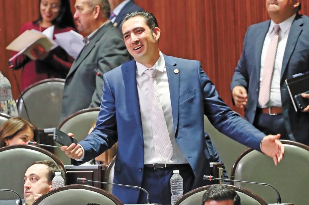 El diputado Miguel Ricks durante sesión ordinaria se burla de que se aprobaron muchos días festivos, en la Cámara de Diputados. Foto: BERENICE FREGOSO. EL UNIVERSAL