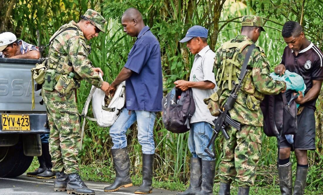 Soldados colombianos revisan las mochilas de la gente, en la municipalidad de Tumaco, donde hay una operación para buscar a los asesinos de los periodistas (RAÚL ARBOLEDA. AFP)