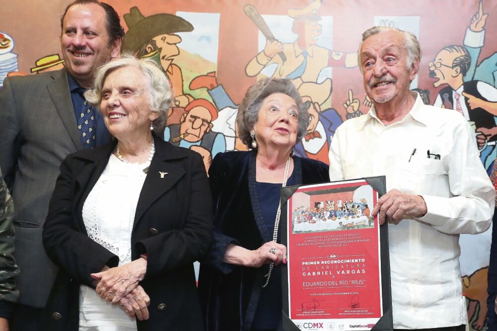 Acompañado de Guadalupe Appendini, viuda de Gabriel Vargas, Rius muestra su reconocimiento (ARIEL OJEDA. EL UNIVERSAL)