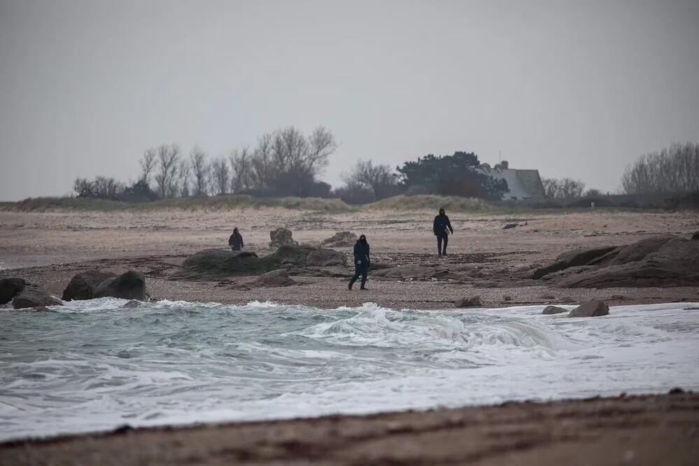Efectivos buscan bolsas de drogas en Neville sur Mer, noroeste de Francia. Foto: AFP