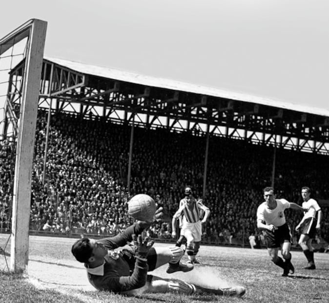 Portero atajando el balón en un partido en el Estadio Asturias. Imagen tomada por Ismael Casasola (circa 1938).