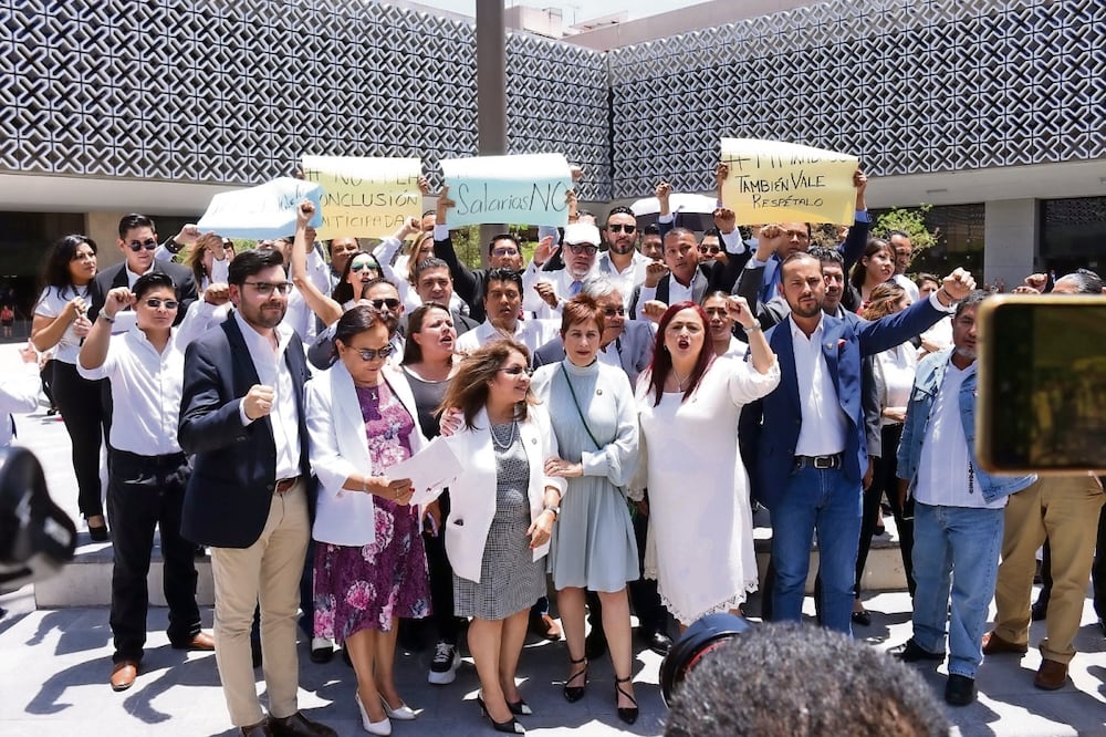 Los trabajadores de varios grupos parlamentarios dijeron que hay 4 mil personas afectadas, por lo que la pérdida se estima en casi mil millones de pesos. Foto: Especial