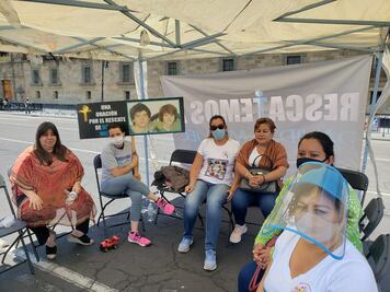 Familiares de desaparecidos instalan plantón en Palacio Nacional