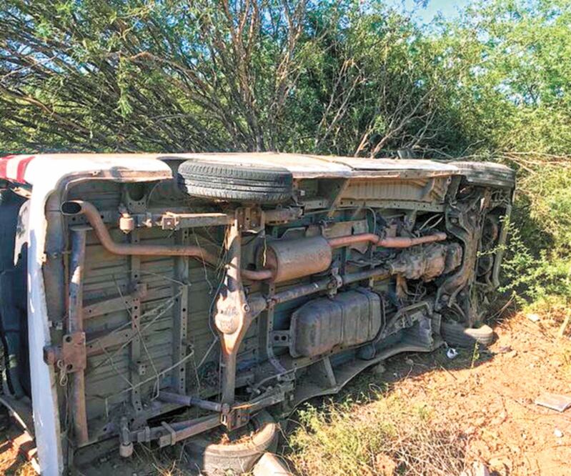 La unidad en la que viajaban los comunicadores se volcó en el kilómetro 189+700 de la carretera Ciudad Obregón-Los Mochis, Sonora. Foto/ESPECIAL