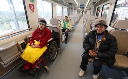 Personas de la tercera edad, los primeros en ingresar al tren "El Insurgente" en Zinacantepec, FOTOS
