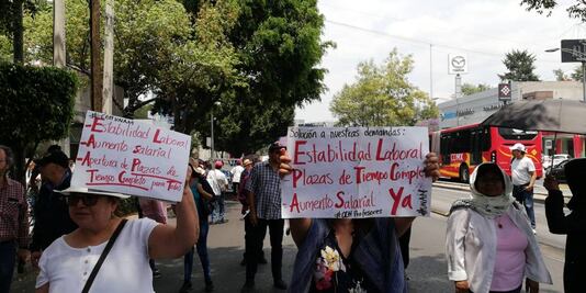 Alumnos y profesores del CCH marchan a la Rectoría de la UNAM