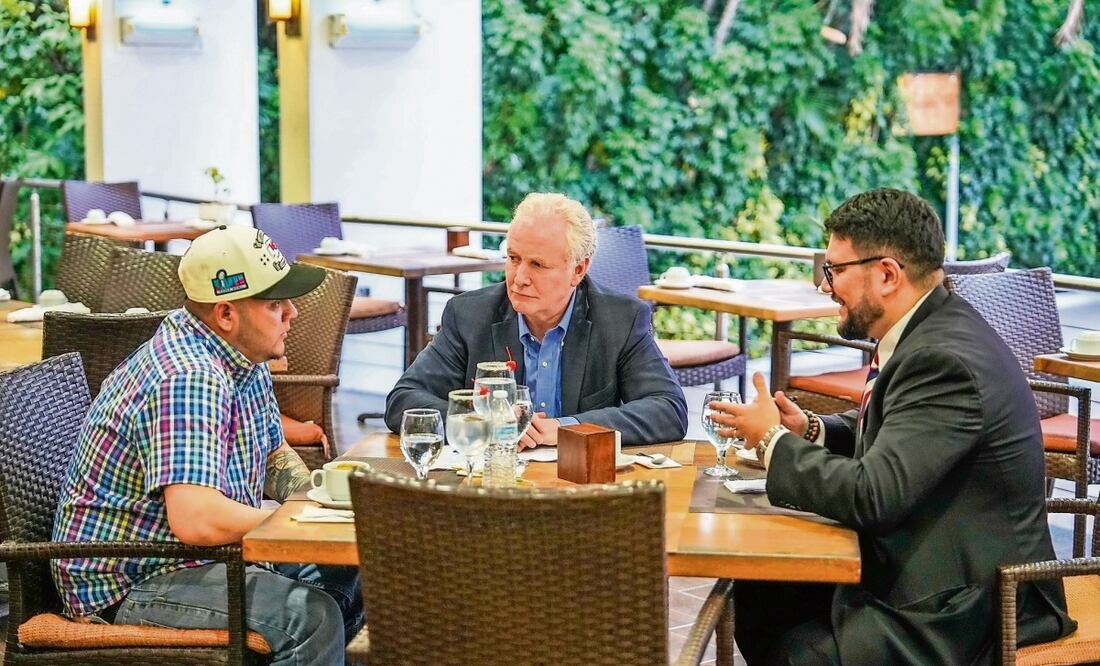 Kilmar Ábrego García (izq.), el migrante salvadoreño que fue expulsado de Estados Unidos, con el senador demócrata Chris Van Hollen (centro). Foto: Tomada de X
