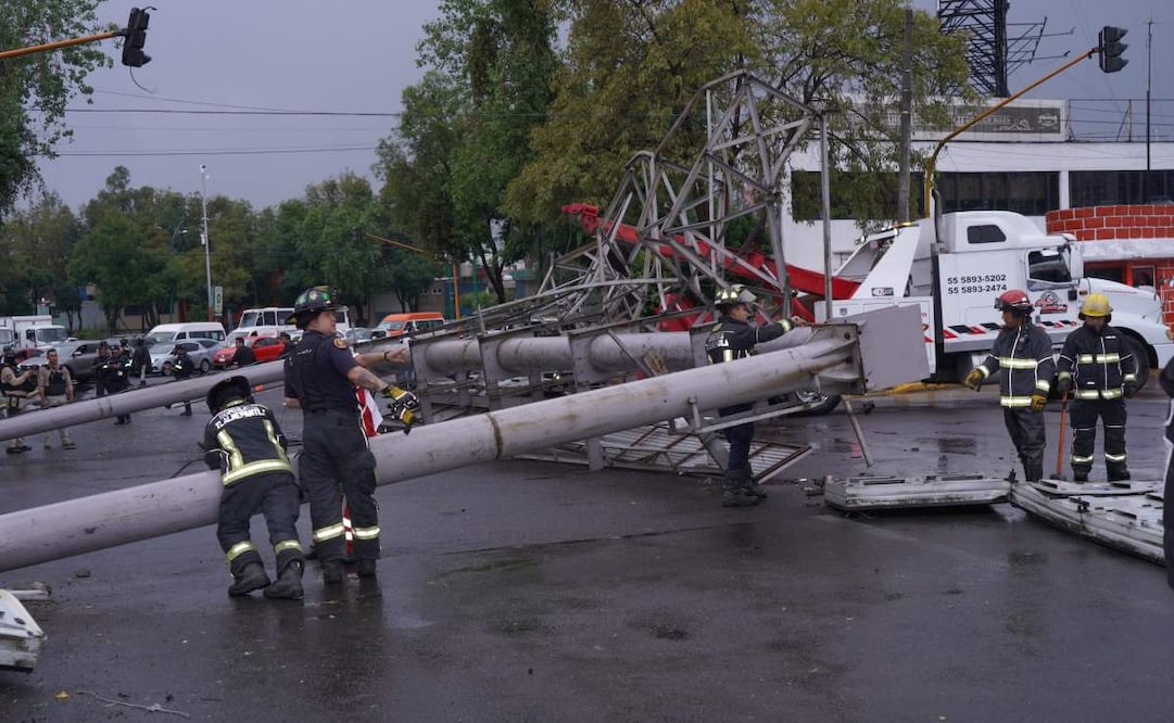 Cae anuncio espectacular sobre vehículo en Glorieta Sor Juana, en Tlalnepantla. Foto: Especial.