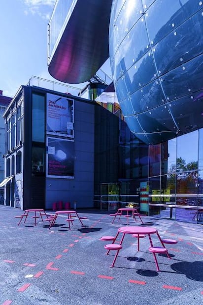 Recorre el Kunsthaus Graz, el museo con forma de amiba gigante en Europa