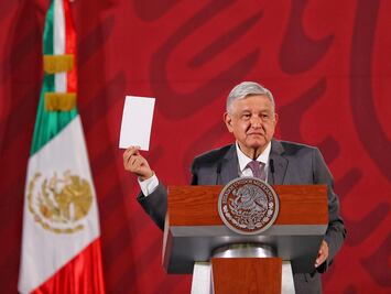 Critica AMLO a conservadores por recurrir a Derbez, Chicharito y Thalía para criticar