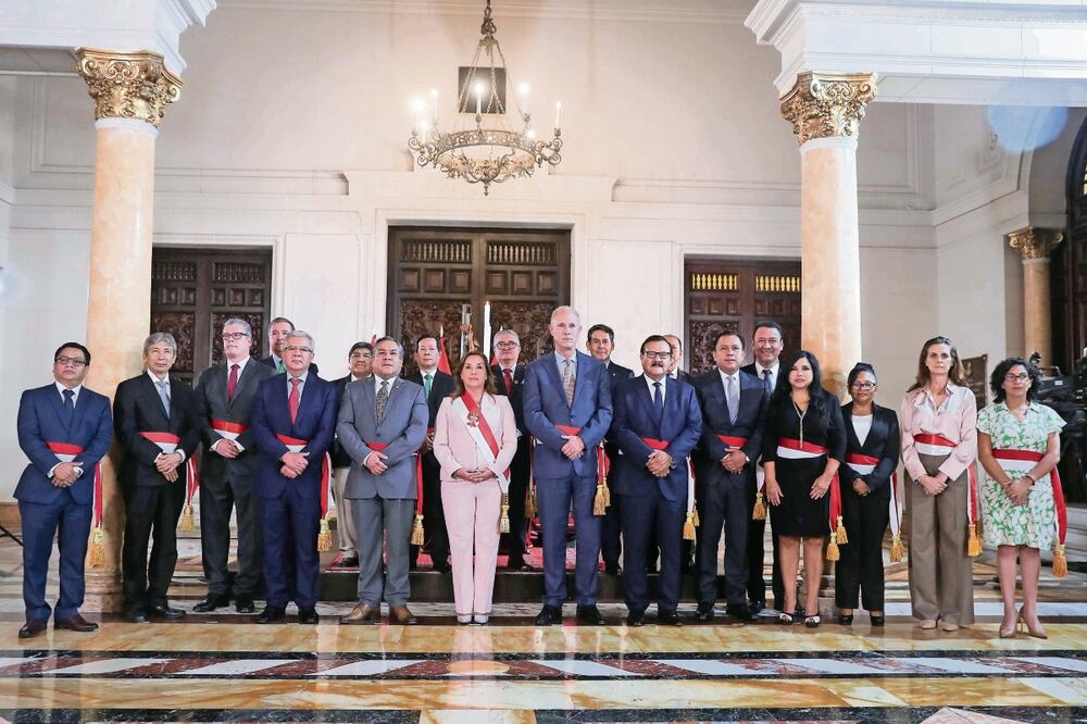 La mandataria peruana, Dina Boluarte, junto a los nuevos integrantes de su gabinete de ministros, en Lima.