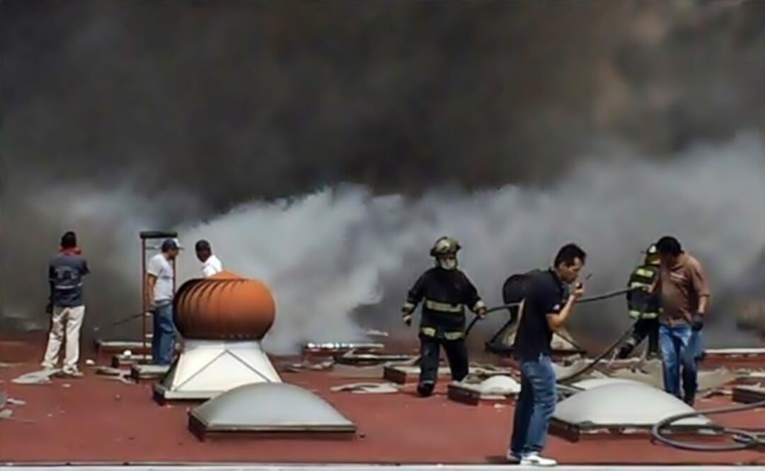 The authorities are trying to control the fire. (Photo: EL GRAFICO)