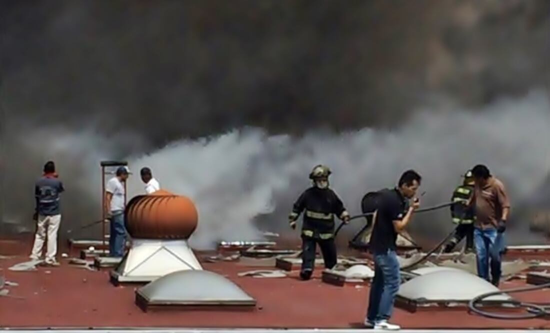 The authorities are trying to control the fire. (Photo: EL GRAFICO)