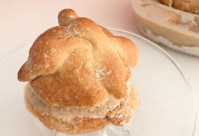 Pan de muerto relleno de helado de calabaza
