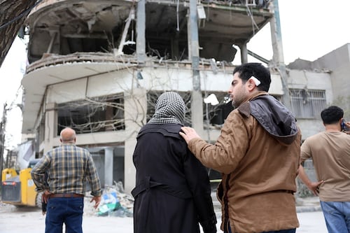 Iraníes observan los daños provocados por un ataque en el norte de Teherán. FOTO: EFE