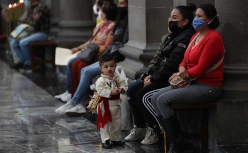 Día de Corpus Christi o Día de las Mulas, sobrevive tradición en Catedral de Toluca pese a bajas ventas para artesanos