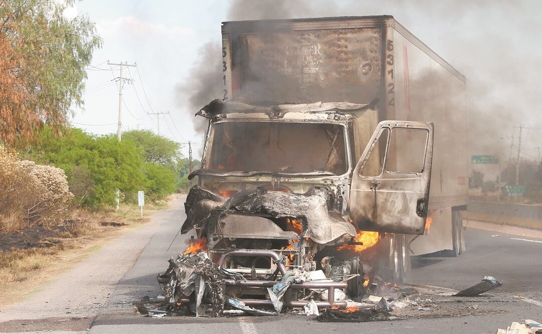 Los bloqueos incendiarios en las carreteras de la región Laja-Bajío son reacciones de la delincuencia ante operativos, afirman autoridades. Foto: EFE