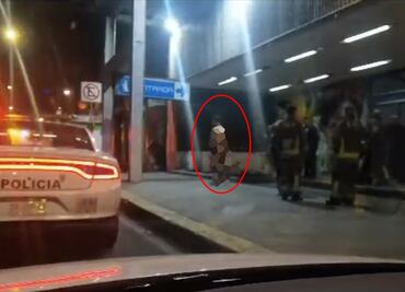 Desnudo, hombre camina por las vías del Metro y policías lo rescatan; estaba en aparente estado etílico