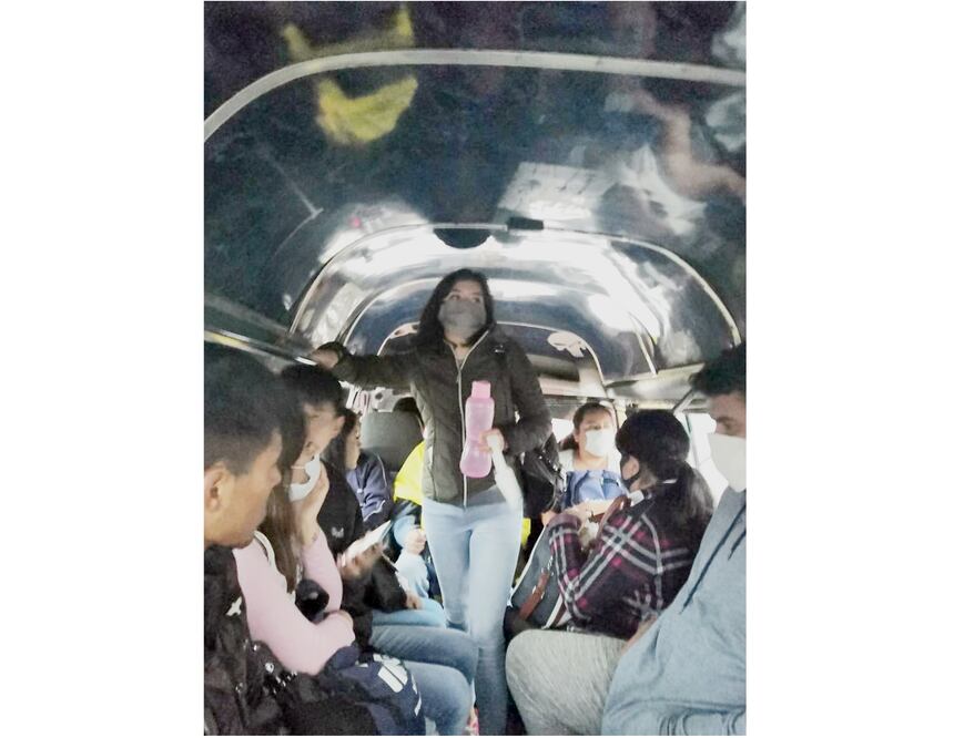 Una de las quejas más recurrentes en Hidalgo es la falta de respeto en el cupo: las combis tendrían que ir al 50% de su capacidad, pero se llena asientos y pasillos. Foto: Dinorath Mota. El Universal