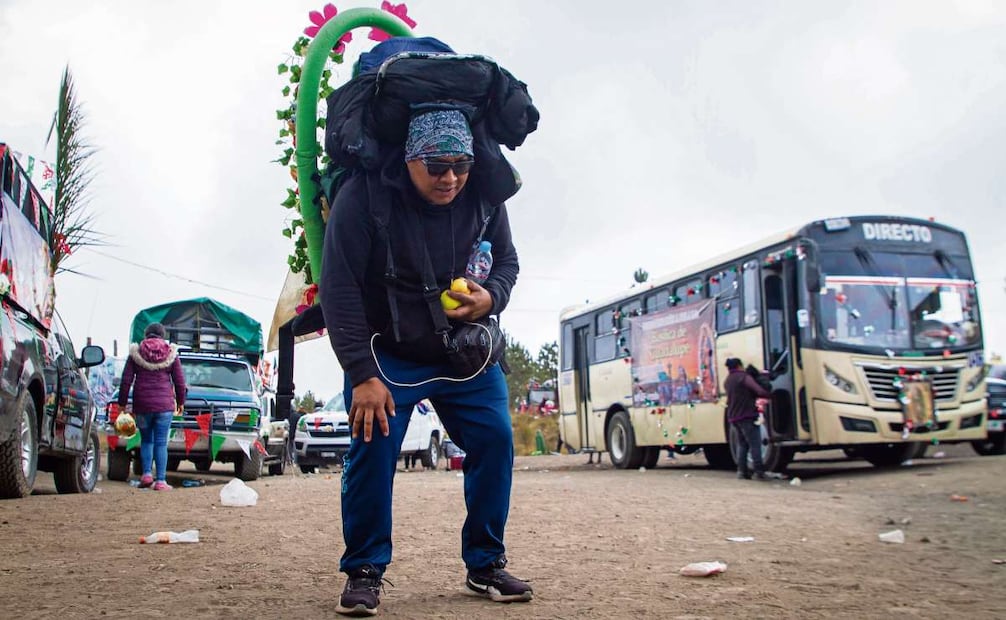 Algunos peregrinos cargaron imágenes de la Virgen de Guadalupe en sus espaldas. Foto: Santiago Reyes / EL UNIVERSAL