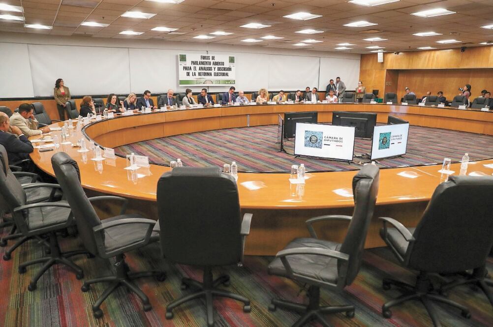 En el Foro para la Reforma Electoral y del Estado, en la Cámara de Diputados, representantes del INE, de los Organismos Públicos Locales Electorales y de los tribunales electorales defendieron su permanencia como están. Foto: DIEGO SIMÓN. EL UNIVERSAL
