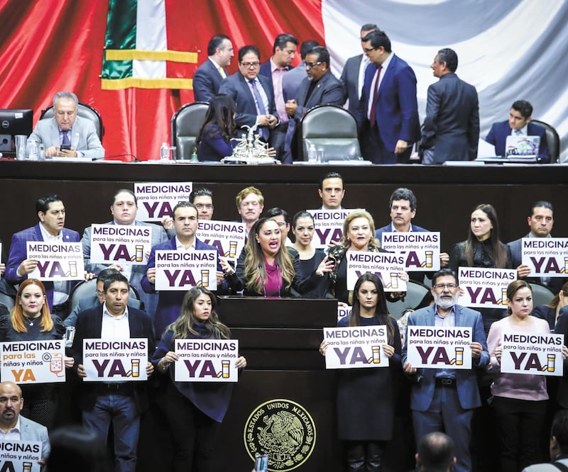 Con letreros con la leyenda: “Medicinas para niñas y niños ya”, legisladores de la oposición ofrecieron una disculpa a los pacientes que, señalaron, han sido olvidados por el actual gobierno federal. Foto: DIEGO SIMÓN. EL UNIVERSAL