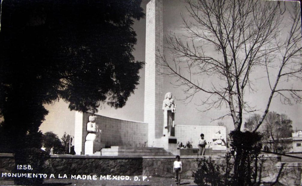 Tarjeta postal del Monumento a la Madre y su plaza, un sitio muy concurrido para realizar diversas actividades al aire libre. En la imagen se ven unos niños jugando.  Colección Villasana.