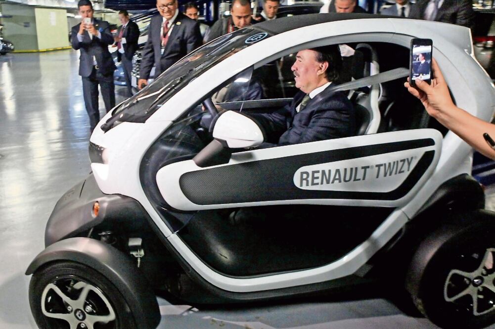 El coordinador del PRI Emilio Gamboa probó el auto eléctrico del presidente del Senado, el panista Roberto Gil (CRISTOPHER ROGEL. EL UNIVERSAL)