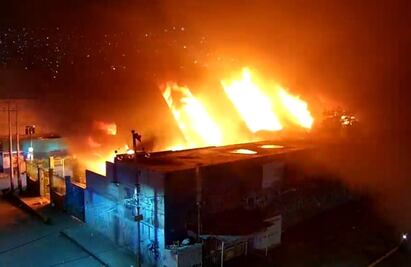 Veladora de ofrenda habría provocado incendio: párroco de iglesia de Santa María Tulpetlac, Ecatepec