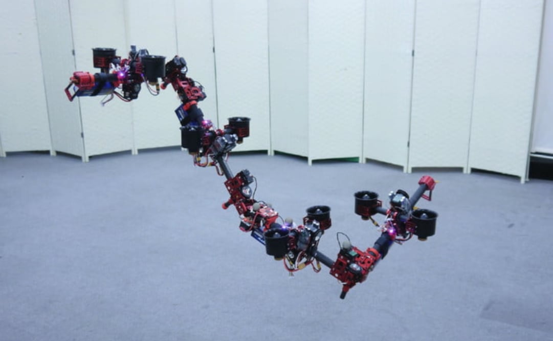 El drone puede adaptar las formas vertical, diagonal y serpiente