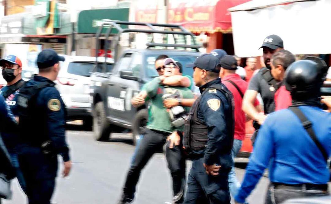 Un reportero fue víctima de la llave china  Foto: Tomada de @MrElDiablo8