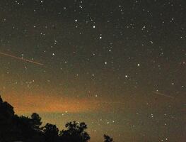 ¿Cómo distinguir planetas de estrellas en el cielo nocturno?; guía práctica para observadores