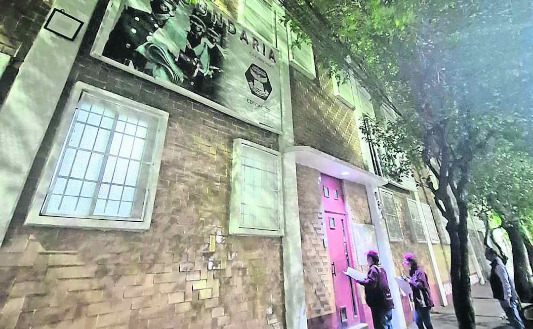 Personal de la alcaldía Cuauhtémoc y del Invea acudió a las instalaciones de la academia militarizada, pero encontró cerrado. Foto: Especial