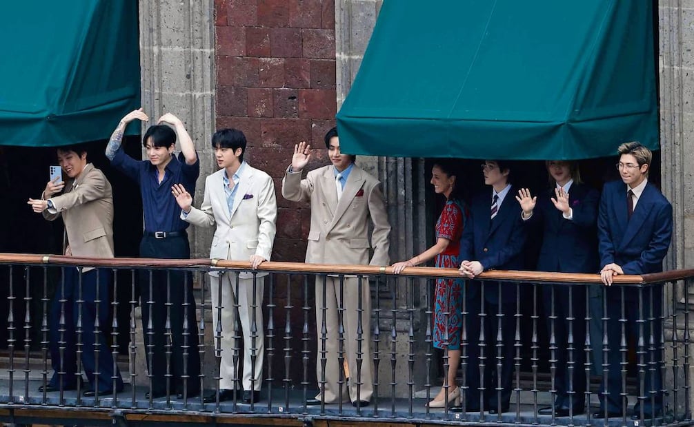 Acompañados de la presidenta, los cantantes mostraron su amor por México desde un balcón de Palacio Nacional. Emocionados, tomaron fotos, emularon corazones con sus brazos y saludaron a sus ARMY. Foto: Hugo Salvador / EL UNIVERSAL