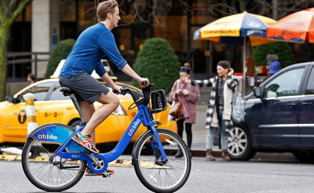 Un hombre con atuendo de primavera pedalea una bicicleta de alquiler en Manhattan en ví­speras de Navidad. Foto: AP