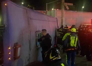 Suman 22 personas heridas por choque y volcadura en la calzada Ignacio Zaragoza; dos están graves