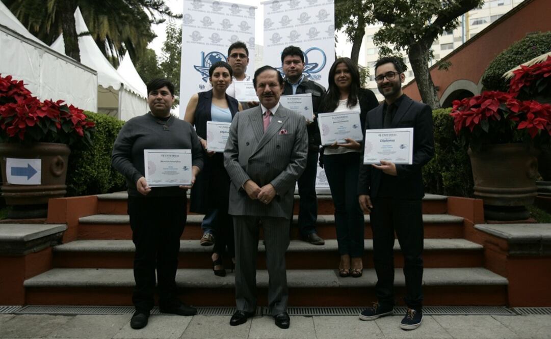 El Presidente Ejecutivo y del Consejo de Administración, licenciado Juan Francisco Ealy Ortiz, junto a los galardonados. Foto: Alejandro Acosta