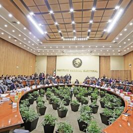 Alista INE contrato para producción de nuevas credenciales  