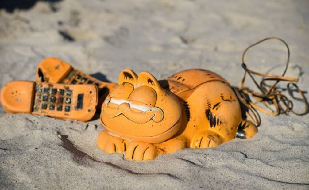 ¿Por qué restos de teléfonos de "Garfield" aparecieron en playas de Francia?