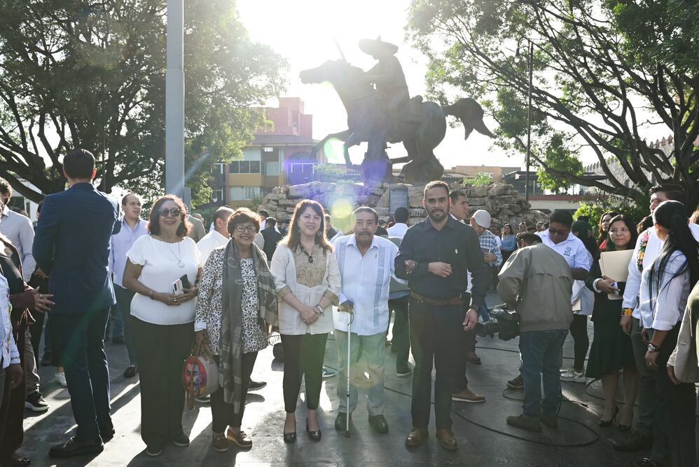 Develan estatua ecuestre de Zapata tras reubicarla al zócalo de Cuernavaca. (Foto: especial)