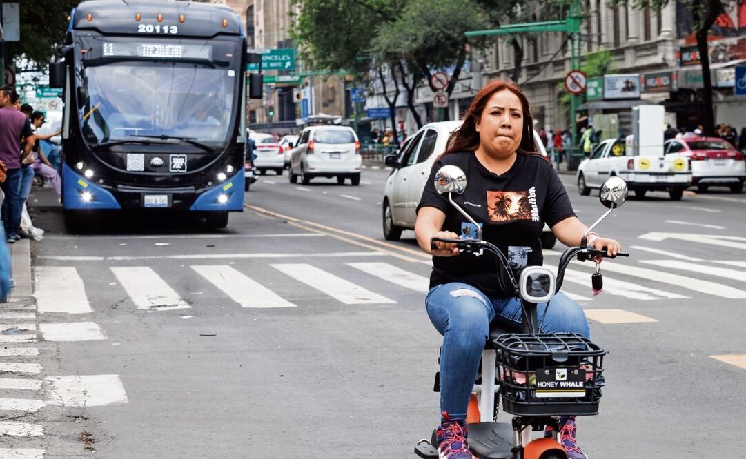 Sobre Eje Central, en el mismo carril del Trolebús de la Línea 1, personas, familias y comerciantes avanzan atrás o adelante del transporte público en bicimotos, sin casco ni protección alguna. Foto: Yaretzy M. Osnaya