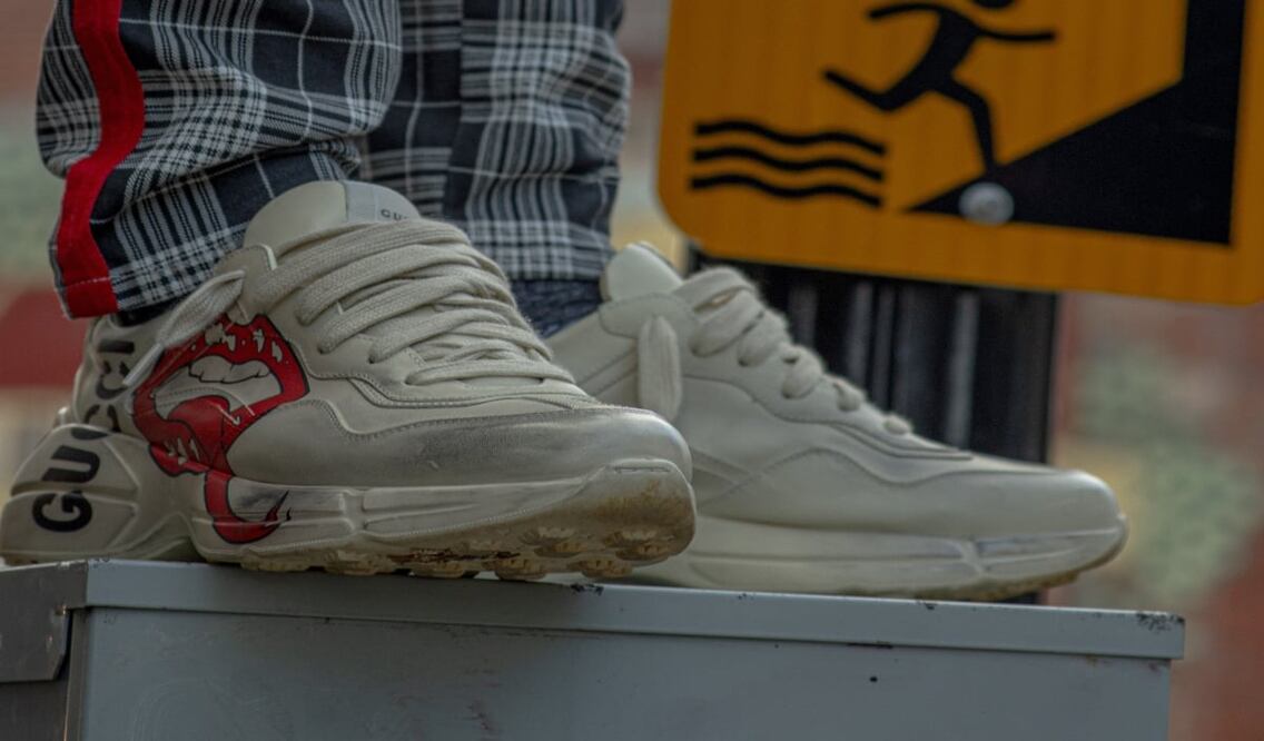 ¿Comprarías este par de sneakers aunque no los puedas usar de forma física? / Foto: Pexels